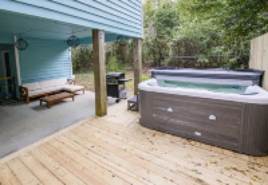 Remodeled Beach House 1 block from beach. 4min walk. Sleeps 8. Hotels in Emerald Isle