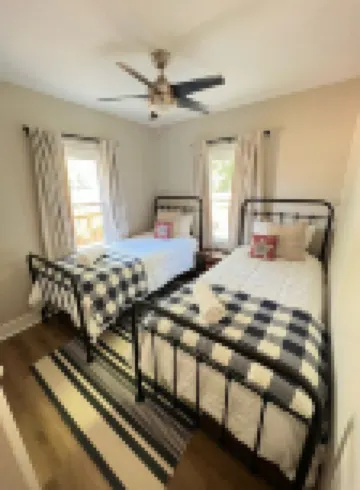 Cute & Cozy Downtown Cottage - Biking, Burgers, & Trails nearby