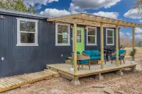 Cozy Cabin in the woods! Queen bed, quiet, peaceful, secluded getaway.