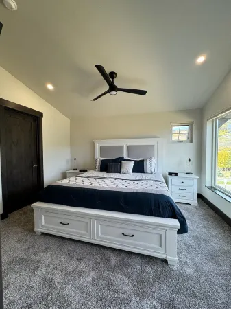 NEW MODERN SKI TOWNHOME WITH AMAZING MOUNTAIN VIEWS, PRIVATE HOT TUB, FIRE PLACE