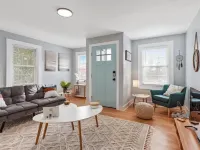 BOHO BUNGALOW - STEPS FROM HISTORIC DOWNTOWN APEX<br> Hotels in Apex