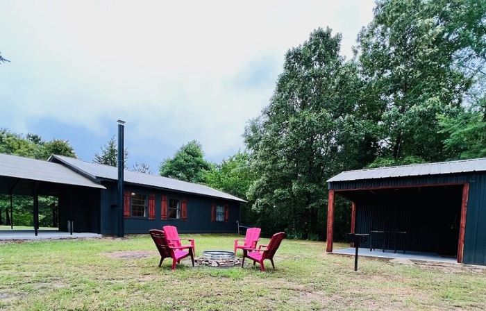 Cozy cabin w/ private pond & firepit. 3 miles to lake & 12 to Crater of Diamonds