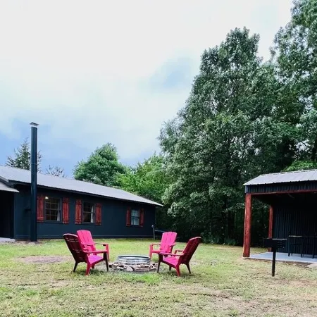 Cozy cabin w/ private pond & firepit. 3 miles to lake & 12 to Crater of Diamonds