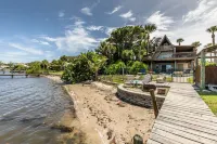 Beautiful  Riverfront Chalet w/ Pool & Boat Dock- Old Florida Fun- Pet Friendly! Hotel di Grant-Valkaria