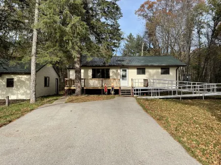 Northwoods Home Getaway w/direct access to ATV/Snowmobile Trails Отели в г. Силвер Клифф