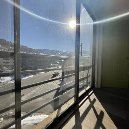 Cozy Freshly remodeled 1B/1B Retreat close to Main