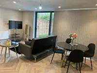 Raynes Park Luxury Apartment