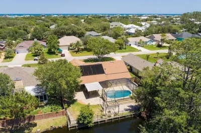 Spacious beachy house, short walk to beach, Heated Pool, Pets, Bikes!