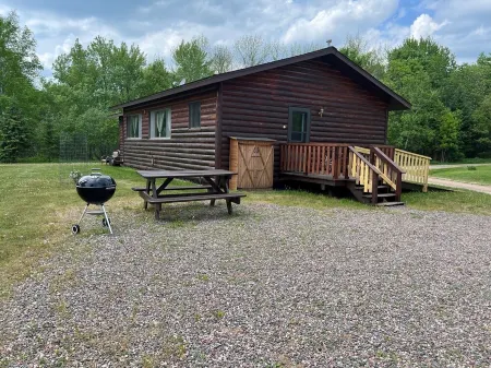 EAGLE LODGE - Large log cabin on the E. Fork of Chippewa River