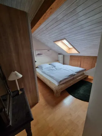 Gemütliche Dachgeschosswohnung bei Tutzing am Starnberger See Отели в г. Тутцинг