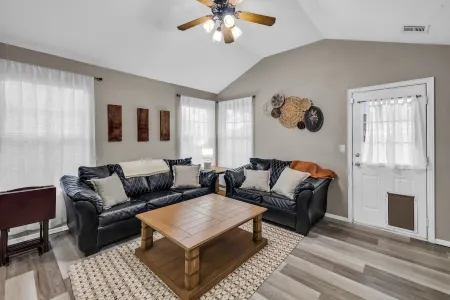 Charming 3-bedroom house w/KING Bed in Prime Location of Owasso w/WiFi