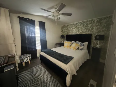 Great location -pool-boat ramp-marina-golf cart