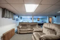 Amenity-Rich Fun Cabin~HotTub*GameRm*20-min to Ski