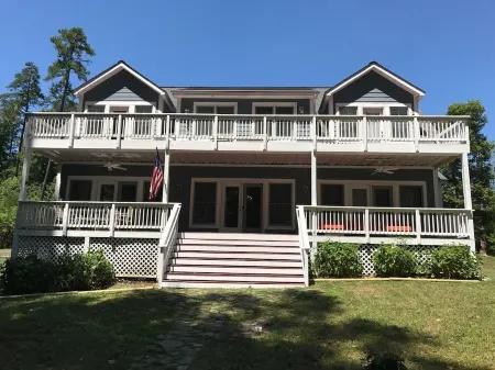 Lake Front w/ private Dock and Beach Отели в г. Каку