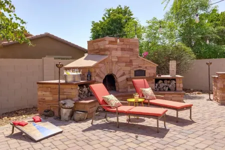 Beautiful 3 Bedroom Desert Oasis Отели рядом с достопримечательностью «Challenger Space Center»