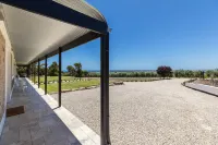 Vintners Retreat: Stylish Retreat near Sea & Vines
