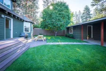 ~LARGE WESTSIDE HOME~ Walk to everything! Welcome to KINGSTON HOUSE