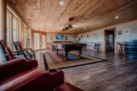 5 Min to Downtown-Hot Tub-Theater Room-Game Room w/Pool Table-Pets-Sleeps 12