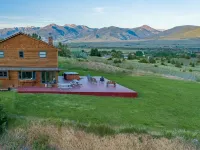 Near Chico Hot Springs, Hot Tub, 2 Fireplaces, IR Sauna, EV Charger, Foosball Hotels in Emigrant