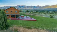 Near Chico Hot Springs, Hot Tub, 2 Fireplaces, IR Sauna, EV Charger, Foosball