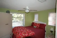Old Florida Charm, quiet, close to beach and boat launch.