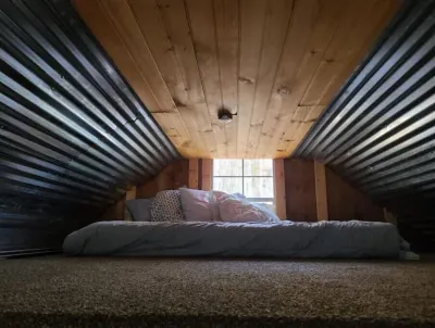 Primitive Cozy off grid tiny home with Starlink