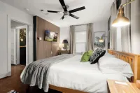 1950s Cottage-steps from Trendy Old Town Tomball dining, coffee, shops Hotels near Tomball Parkway Plaza