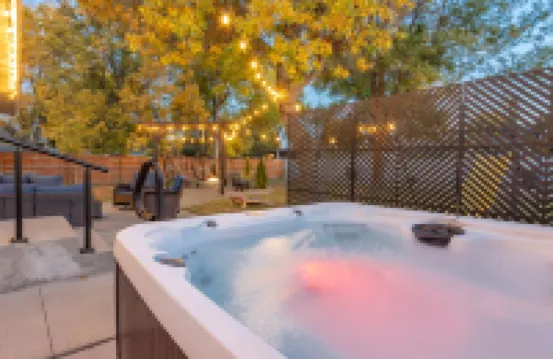 Enjoy the Hot Tub and Gas Fire Pit in This 5 Bedroom 2.5 Bath House