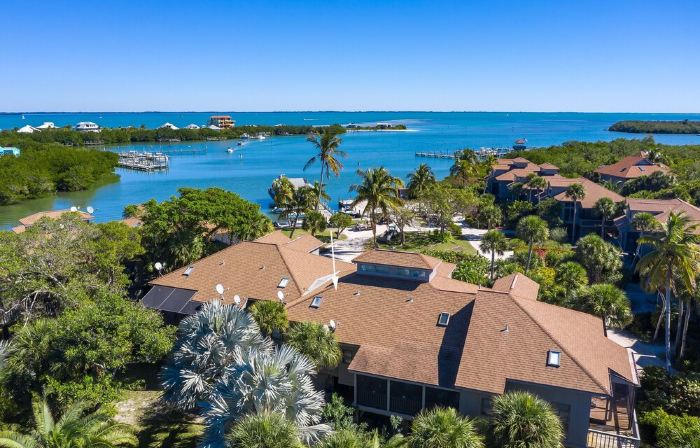 SANDY TUNDRA TOWNHOUSE, WATER-VIEWS, BOAT SLIP, PRIVATE BEACH, CLUB ACCESS