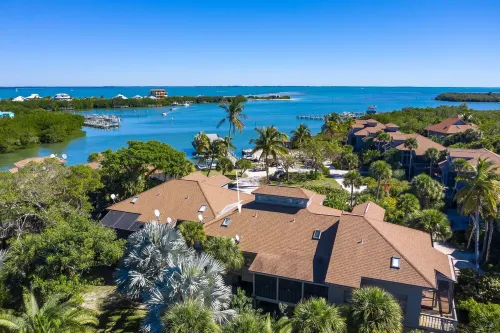 SANDY TUNDRA TOWNHOUSE, WATER-VIEWS, BOAT SLIP, PRIVATE BEACH, CLUB ACCESS