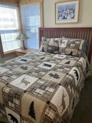 Hot Tub, Golf Course View, Cabin on the 17th green, kid friendly, pool access Hotels near Cline Falls State Park