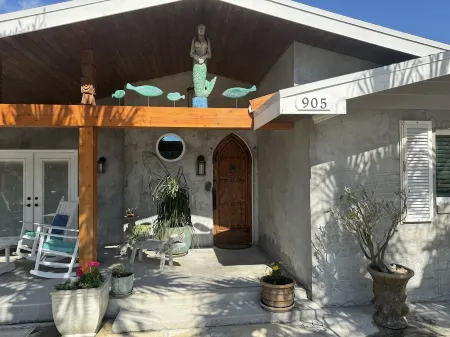 DIRECT BEACH FRONT/4 BED RM/3.5 BATH: 1/2 MILE WALK TO FLAGLER AVE/SLEEPS 11 Отели рядом с достопримечательностью «Marine Discovery Center»