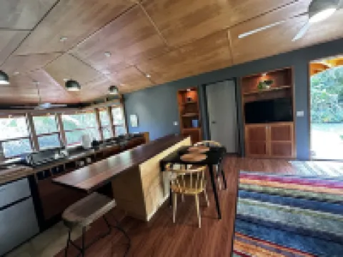 Tree Top Suite- Beautiful walk to Hanalei Bay Hotels in Princeville