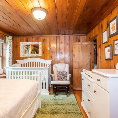 Cute Log Cabin! Boyne Mountain! Hot Tub! Walloon Lake! Fireplace! Beach!
