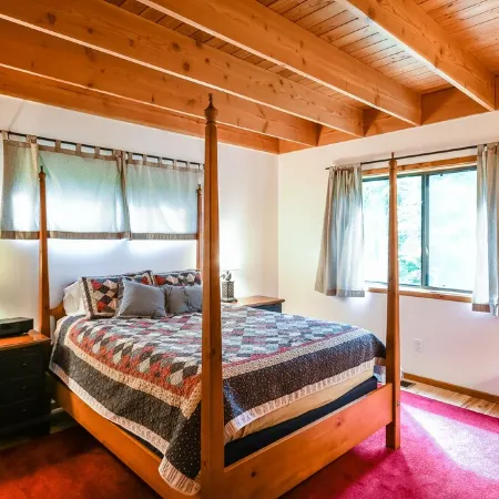 Cozy Cabin Nestled in the Heart of Oak Creek, minutes from trails