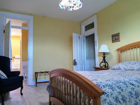 Nostalgic en suite room in historic railroad inn and town Отели рядом с достопримечательностью «Walls of Jericho»