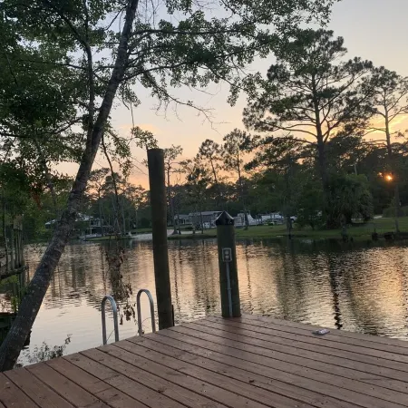 CHARMING WATERFRONT HOUSE, BOAT DOCK, 3 MILES TO OWA, 15 MILES TO ORANGE BEACH
