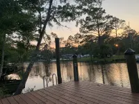 CHARMING WATERFRONT HOUSE, BOAT DOCK, 3 MILES TO OWA, 15 MILES TO ORANGE BEACH
