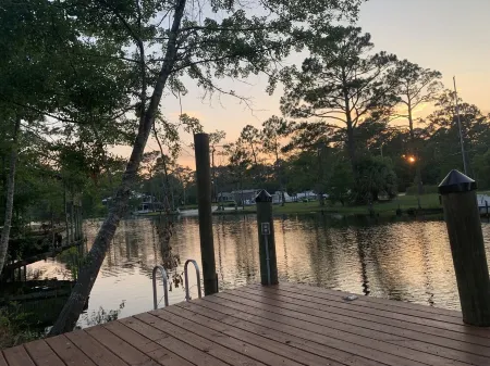 CHARMING WATERFRONT HOUSE, BOAT DOCK, 3 MILES TO OWA, 15 MILES TO ORANGE BEACH Отели рядом с достопримечательностью «OWA Parks & Resort»