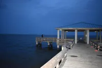 Come enjoy some laid-back beach vibes. Walk to the beach, shops, restaurants.