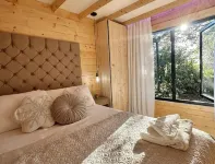 Narnia: Magical Woodland, Outdoor Hot Bath & Dog-Friendly Hotels in Spilsby