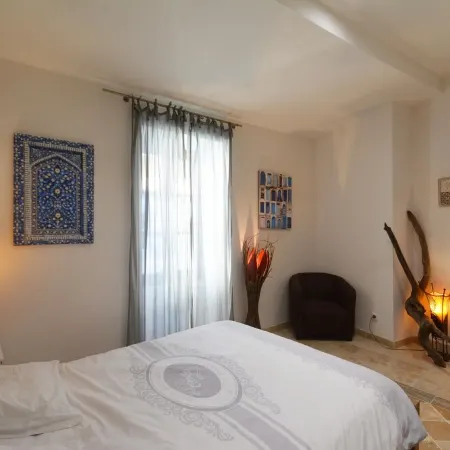 At the foot of the Arles bullring, attractive renovated town house