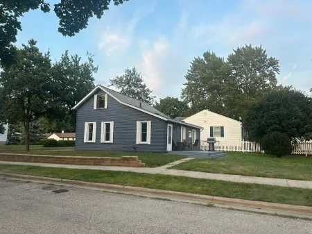 Charming 2-bdrm house w WiFi, game room, hot tub, & outdoor fire pit in Bay City