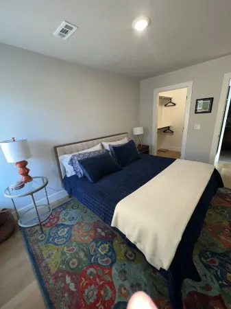 The Benton - Warmly decorated, cozy apartment in downtown Bentonville