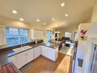 Single-Level Retreat-BBQ & King Bed!! Tesla Charger & Wifi! Pet-Friendly! Hotel a Rockaway Beach