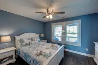 New construction home short walk to the beach! - プール