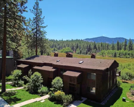 Heavenly Ski 10-Min, Pickleball, Private Beach, EV Hotels in Zephyr Cove–Round Hill Village