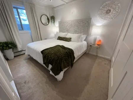 West Vail Hideaway 2/2 fireplace at pine ridge bus stop