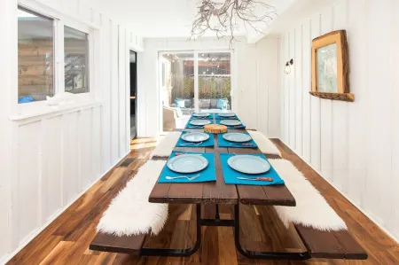 Multi-Generation retreat! Pet friendly w/ fenced yard. 5 min to lake & trails. Отели рядом с достопримечательностью «California Historical Landmark 780-6: Transcontinental Railroad in Truckee»