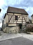 House sleeps 5 in the heart of Toucy